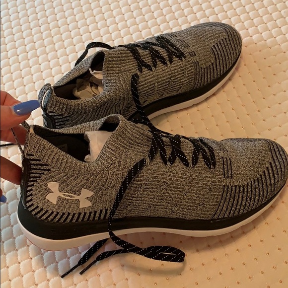 Under Armour running shoes - Picture 3 of 9